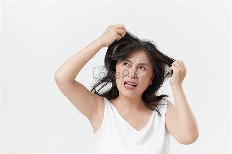 중년여성 탈모로 고민하다 사진 무료 다운로드 Lovepik