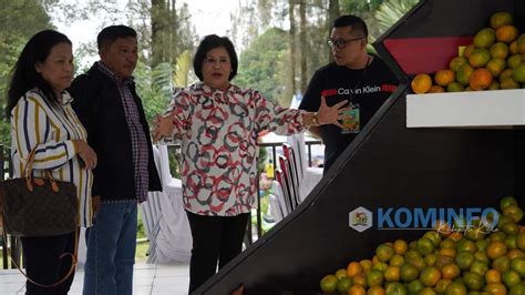 Momen Bupati Karo Cory Sebayang Ajak Pengunjung Makan Buah Gratis Di