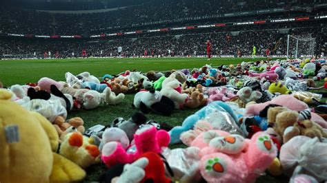 Homenaje conmovedor en el fútbol turco lluvia de muñecos y peluches