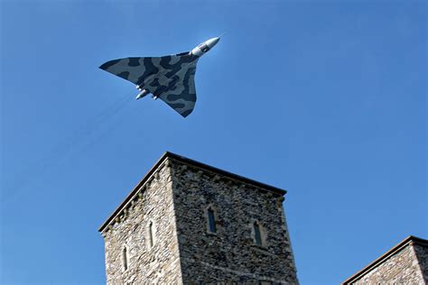 Avro Vulcan Bomber XH558 Last Flight over Reculver towers in Kent UK ...