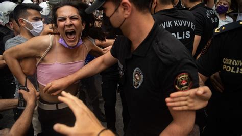 Gay Pride en Turquie violence policière contre drapeaux arc en ciel France Culture