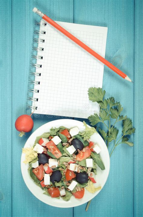 Foto Del Vintage Ensalada Griega Con Las Verduras Y Libreta Para Las