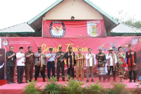 Bendera Kirab Pemilu Secara Estafet Di Terima Oleh KPU Kabupaten