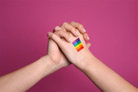 M Os Femininas Bandeira De Arco Ris Pintada Na Cor De Fundo