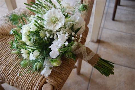 Hessian in wedding bouquet - aLittleBitOfAll