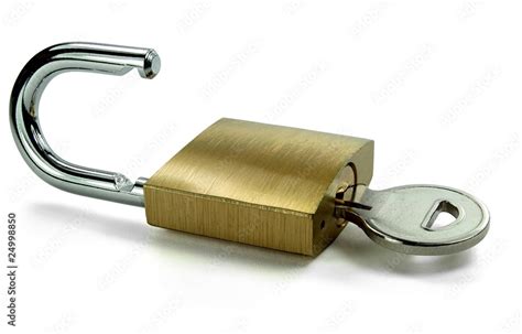 schloss mit schluessel stock foto adobe stock