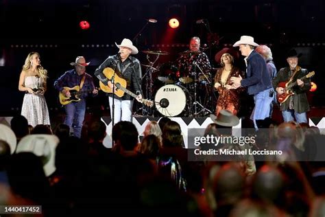 Carrie Underwood Alan Jackson Lainey Wilson And Jon Pardi Appear