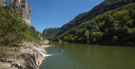 Abfahrt durch Ardèche Schlucht im Kanu