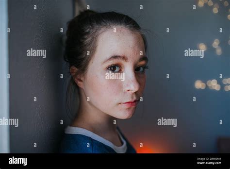 Jeune Fille De 14 Ans Aux Yeux Marrons Banque De Photographies Et D