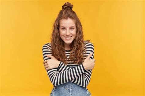 Une Jeune Femme Rousse Ravie Porte Une Salopette En Jean Et Une Chemise