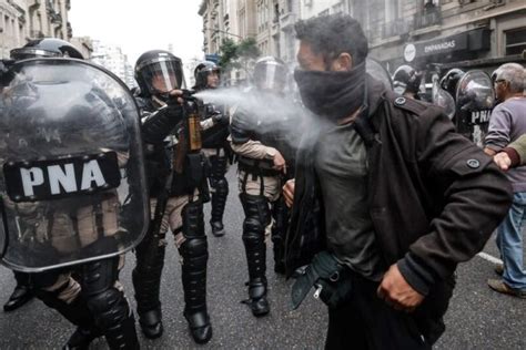 Tensi N Por La Ley Bases Desalojan A Los Manifestantes Del Congreso