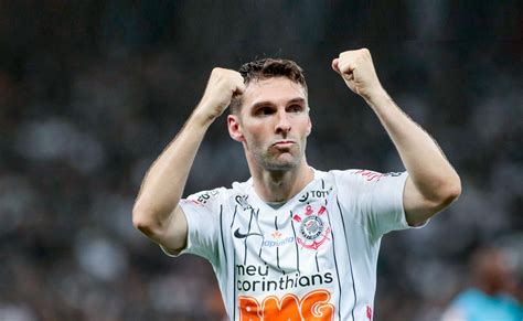 Boselli Vence Enquete Com Love Sobre Permanência No Corinthians Para 2021 Central Do Timão