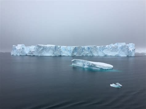 A Iceberg Gigante Se Desprende Na Ant Rtica Folha De Vilhena