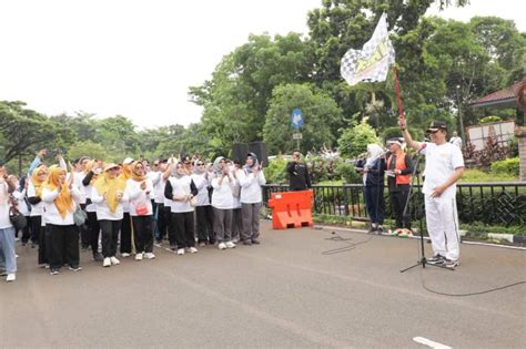 Detak Banten Pj Bupati Tangerang Lepas Gerak Jalan Di Puspemkab Tigaraksa