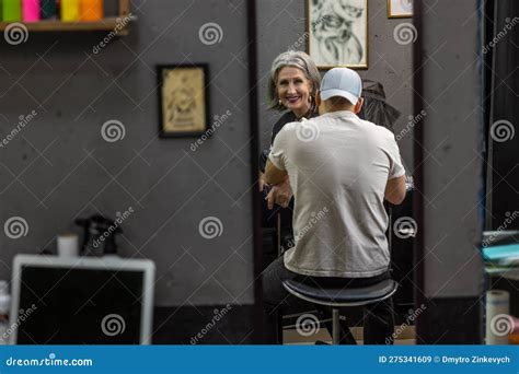 Femme Mature Qui Passe Du Bon Temps Au Salon De Tatouage Image Stock Image Du Propri Taire