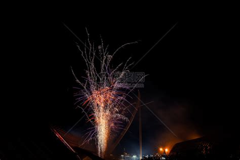 西班牙巴伦亚2019年3月日黑色天空的垂直烟花高清图片下载 正版图片305309203 摄图网