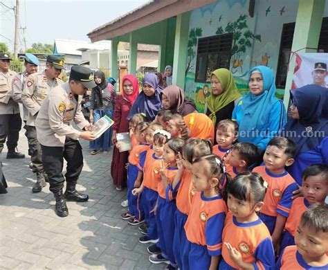 Peduli Budaya Literasi Polsek Cerme Gresik Bagikan Buku Kepada Pelajar