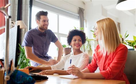 Concepto De Negocio Puesta En Marcha Y Personas Equipo Creativo