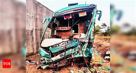 Bus Accident Bus Accident In Pachore 2 Killed 50 Injured On Agra Mumbai Highway Bhopal News