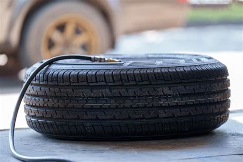 Réparation de roue de voiture en plein air sans pneu sur la route