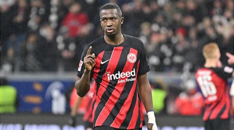 Eintracht Frankfurt Psg Vor Pacho Transfer Max Geht Nach Nach Athen