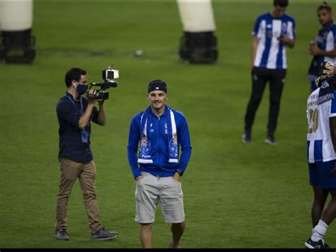 Galerie Foto Iker Casillas a revenit pe gazon la 14 luni după