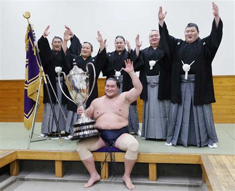 大相撲初場所で優勝し、賜杯を手に万歳する照ノ富士（代表撮影） ― スポニチ Sponichi Annex スポーツ