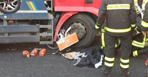 Ciclista Sotto Il Camion Che Succede Sulle Strade La Provincia Di