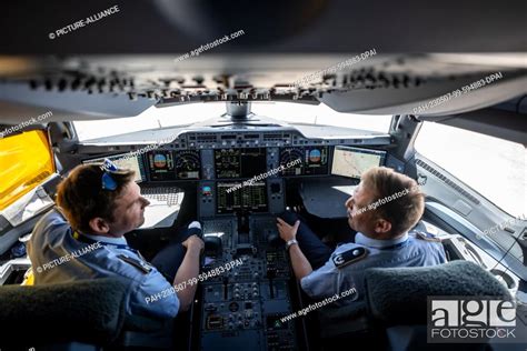 A350 900 cockpit Stock Photos and Images | agefotostock