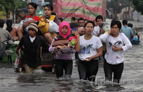 Buruh Pulang Kerja Lintasi Banjir Foto Tribunnews