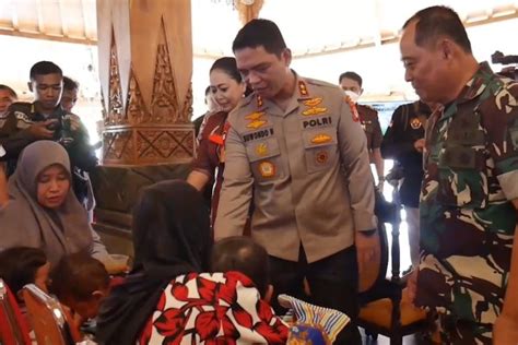 Tekan Angka Stunting Di Gunungkidul Tni Polri Beri Bantuan Makanan