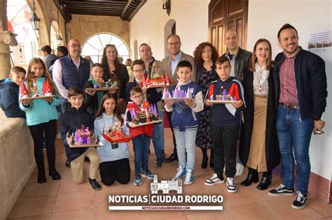 La balconada de la Casa Consistorial acoge la exposición de maquetas de