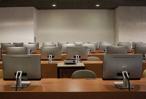 Salas De Cómputo Biblioteca Universidad De Bogotá Jorge Tadeo Lozano