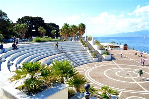 Straordinaria Domenica Estiva In Riva Allo Stretto Di Messina Foto