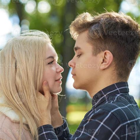 El Chico Mira Tiernamente A La Chica Las Manos Le Agarran La Cara Y