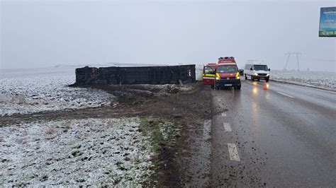 Foto Un Tir S A R Sturnat La Cump R Tura Traficul Este Blocat Pe Un