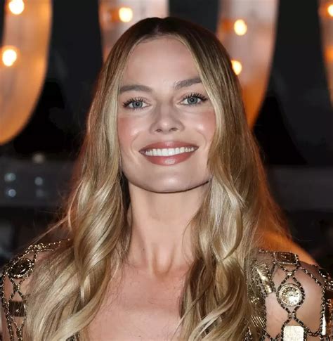 Margot Robbie bikini et jean rétro elle enflamme le carpet