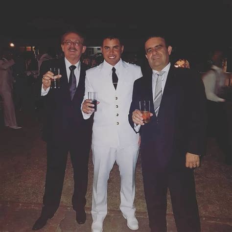 Son un matrimonio gay y tienen un hijo en la Armada uruguaya Es hétero pero igual lo amamos
