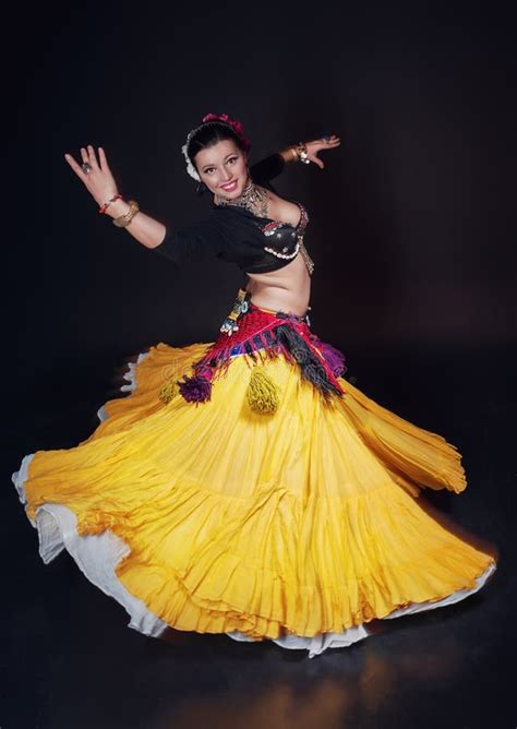 Gratuit Mvtube Exotic Brunette Dancer Belly Dancing And Boob Jiggling Valory Style Valory