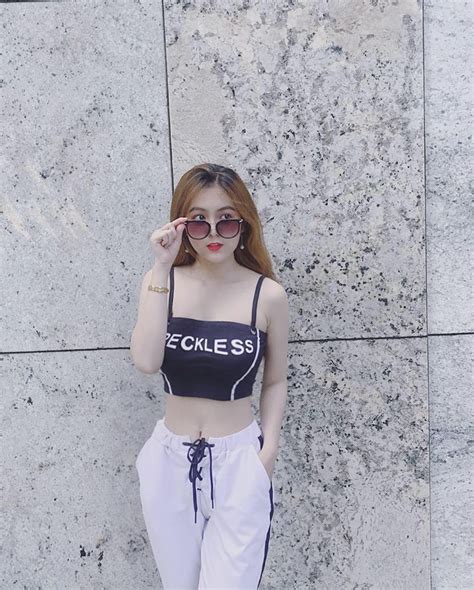 Từ mẫu nội y trở thành người gõ đầu trẻ cô giáo hot girl cực xinh này đang khiến MXH Việt dậy