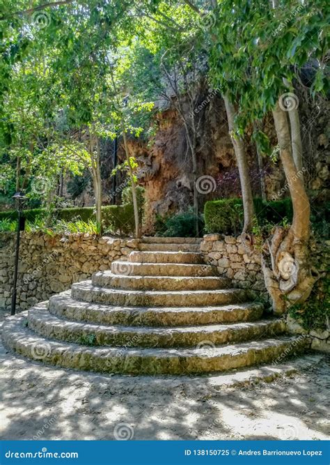 Escaleras De Piedra Redondas En Paisaje Natural Con Las Paredes De