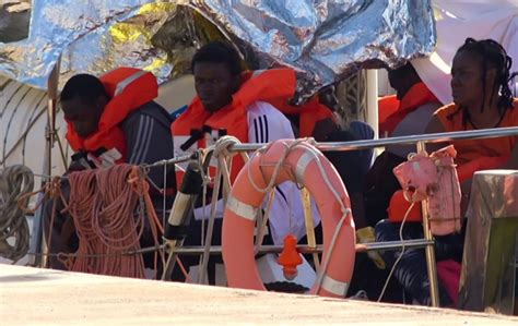 Bangkok Post - Migrants disembark in Italy after rescue boat defies ban