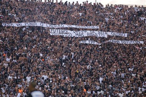 A Beleza Do Protesto Da Torcida Do Corinthians Por Paulo Nogueira