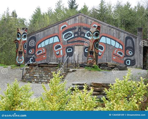 Clan House And Totem Pole Stock Photography CartoonDealer 261902