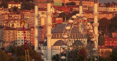 Ferris Wheel Near A Mosque · Free Stock Photo