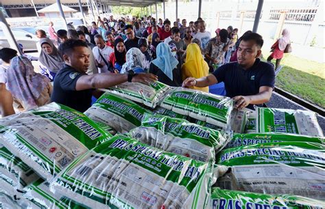 Orang Ramai Serbu Outlet Fama Beli Beras Tempatan Utusan Malaysia