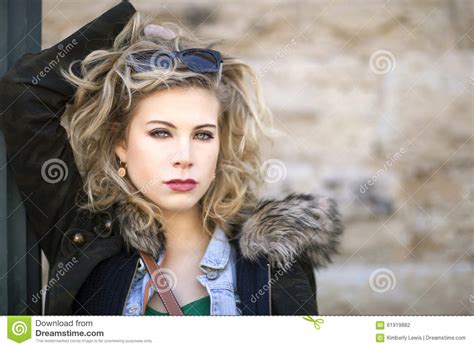 Een Jonge Blonde Vrouw Met Stromend Haar En Zonnebril Op Haar Hoofd In De Winter In Openlucht