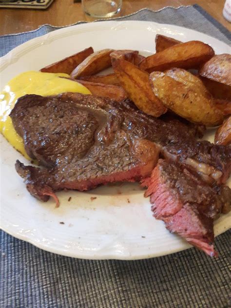 Delicious entrecôte with homemade fries and béarnaise sauce