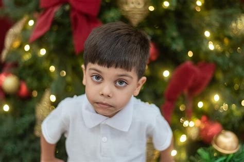 Chico Lindo Y Feliz Navidad Foto Gratis