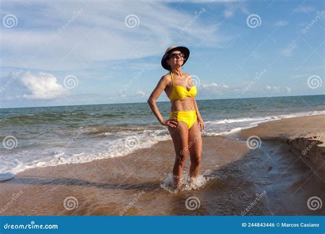 Mujeres En Un Bikini Amarillo En La Playa Foto De Archivo Imagen De Colorido Mujer